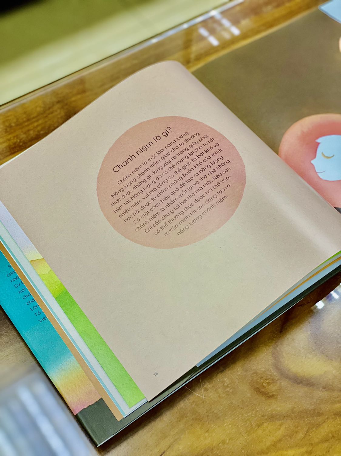 + Fahasa giao hàng nhanh hơn dự kiến, đóng gói luôn cẩn thận, chắc chắn. Cả 2 quyển đều được bọc màng co và chống sốc. 
+ Sách bìa cứng, khổ vuông, to, có áo bìa. Sách mới tinh, nguyện vẹn, không bị hư hại gì cả. Sách được in màu toàn bộ trên giấy bóng, chất lượng giấy tốt, dày dặn. Phần trình bày hài hoà và đẹp mắt. 
+ Nội dung sách là nhiều câu hỏi từ các em nhỏ về những vấn đề xảy ra trong cuộc sống hằng ngày. Dưới câu hỏi là từng câu trả lời ngắn gọn, dễ hiểu nhưng đầy đủ ý nghĩa của thầy Thích Nhất Hạnh. Mình cực kỳ hài lòng về hình thức và nội dung của sách.