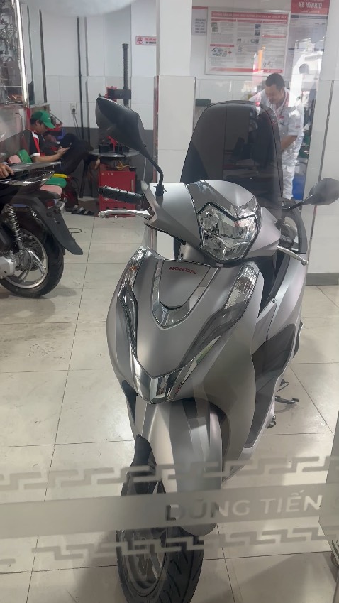 Nhân viên tư vấn nhiệt tình 
Xe có sẵn nhiều mẫu mã
Săn sale 12.12 rẻ hơn nhiều
Trừ 1 sao vì thủ tục có biển số + cavet hơi lâu mua xe về trùm mền không chạy được