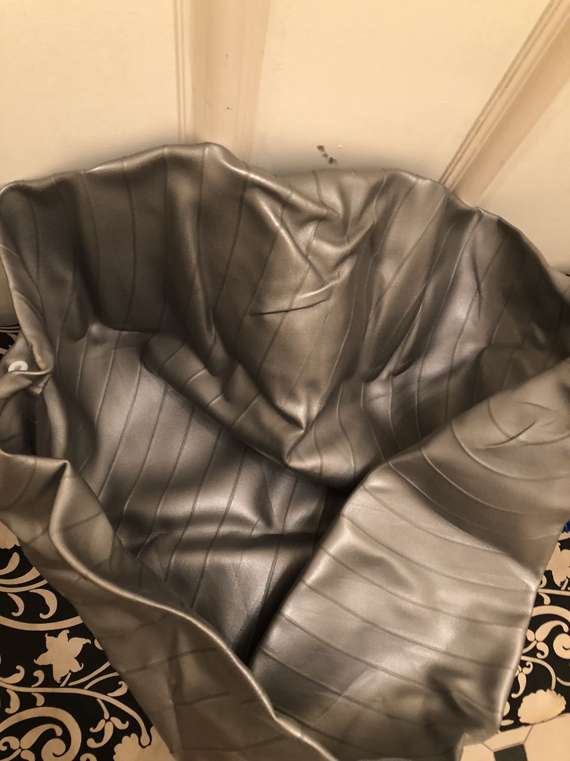 Bóng không có lỗ để bơm khí vào, kim bơm to hơn nên cũng không bơm được, chất lượng nhựa kém , bóng mua 2 quả không dùng đc Bóng không có lỗ để bơm khí vào, kim bơm to hơn nên cũng không bơm được, chất lượng nhựa kém , bóng mua 2 quả không dùng đc