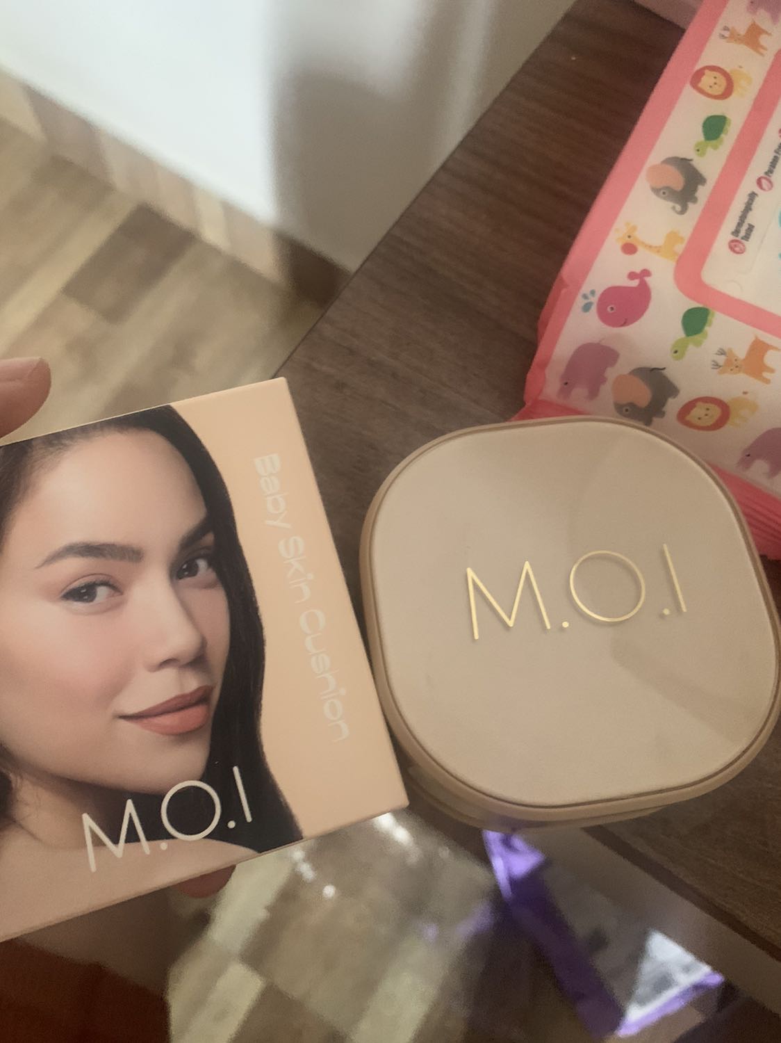 shop giao hàng siu nhanh 
nhưng bị hư cái phần chốt ở nắp thui mà thui hong seo ạ 😢❤️
phấn có mùi thơm nhẹ 😗