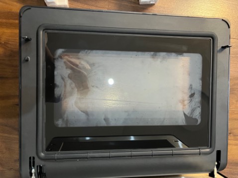 Hàng mình vừa nhận hnay , bọc kĩ càng cẩn thận nhưng chiếc của mình bị hấp hơi nước ở giữa 2 lớp kính không trong như người khác chụp ảnh lên ( bộ phận kiểm định sp trước khi xuất xưởng nên đổi người thôi , đây là sản phẩm lỗi trong khâu lắp ráp thì bên mình có chính sách đổi hàng không shop ơi .