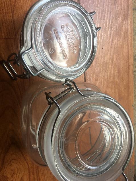 Mình mới nhận hũ thủy tinh nắp cài kín hơi từ Fido từ shop GTHSHOP, loại 750ml và loại 500ml. Khi nhận hàng và so sánh với những hũ thủy tinh Fido mình mua từ các shop khác, thì có rất nhiều điểm khác nhau. Thứ nhất, trên nắp hũ Fido của GTHSHOP không có logo Fido in chìm trên nắp hũ, chất liệu thủy tinh đục không trong, nệm cao su dưới nắp là loại trong chứ không phải đục và trắng, cuối cùng, nắp cài không chặt. Mình nghĩ GTHSHOP bán đồ dởm.
Trong các hình mình đính kèm, hũ bên trái là hũ mình mua từ shop khác, bên phải là hũ của GTHSHOP.