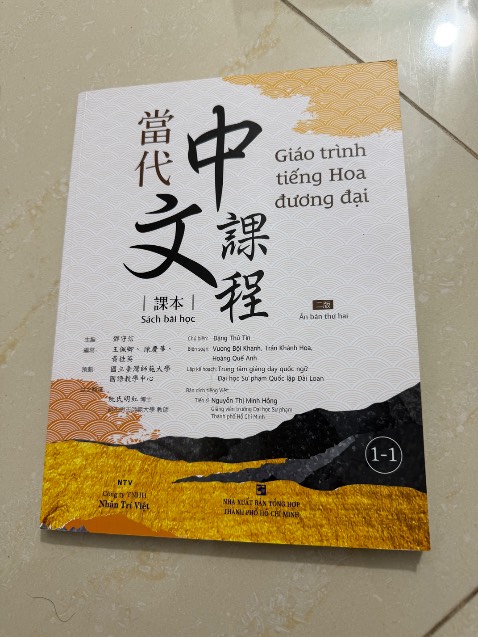 Sách đẹp, chất lượng, nên mua nha mọi người, học sướng hơn sách photo, có kèm file nghe, giá thì cũng tương xứng chất lượng, quyển này trình bày 5 bài học đầu tiên