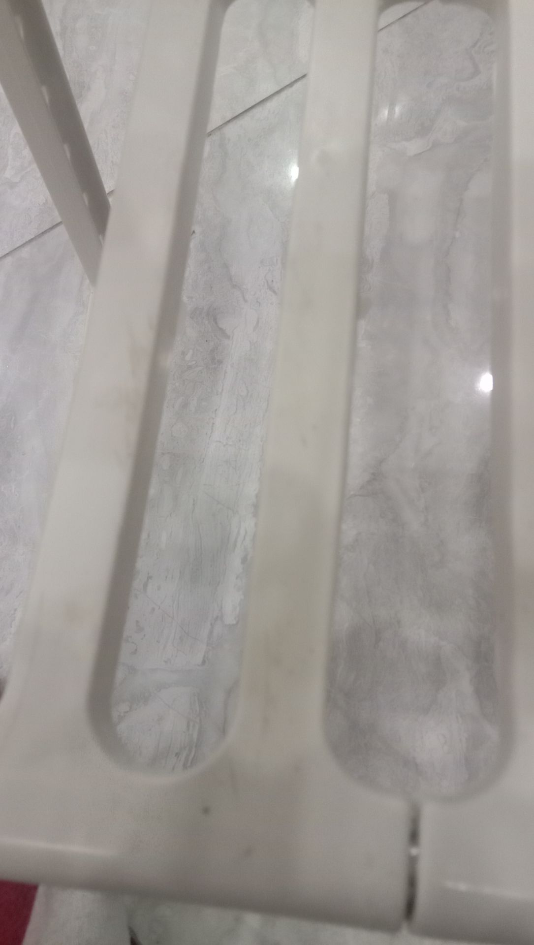 hàng thiếu chốt, các thanh chắn lại bị trầy xước