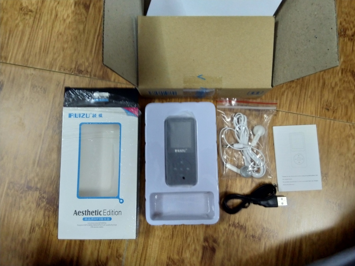 Cảm nhận đầu tiên là máy gia công tốt, phù hợp với giá tiền. Nhận hàng còn nguyên seal và được bóc tem ^_^.
- Về chất lượng SP: Nghe nhạc hay, hỗ trợ file Lossless. Pin khỏe (nghe 2 ngày vẫn còn pin). Nhiều tính năng.
- Về đóng gói: Tiki đóng gói cẩn thận, đẹp, nhân viên giao hàng chu đáo.
- Về Bảo hành: Thiếu thông tin của NCC...