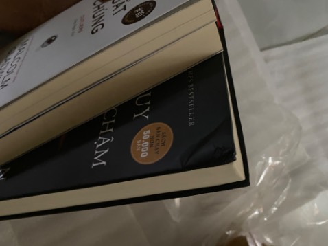 Sản phẩm màu khác, bên cạnh đó giao hàng bị gãy sách đóng gói sơ sài k có hộp bị gãy góc sách cuốn sách rất đắt nên mình hơi thất vọng