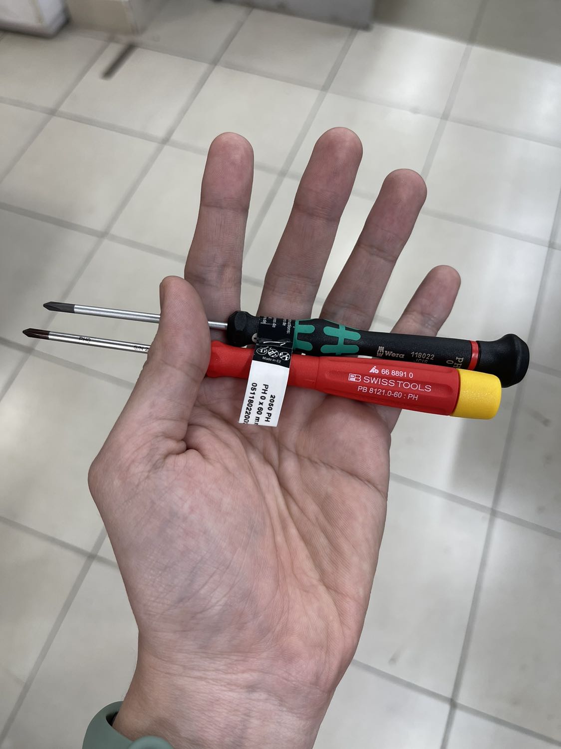 So sánh wera với PB thì wera ko đẹp bằng nhưng chất lượng rất tốt, rẻ hơn PB nhưng đầu vít xuất sắc, mua cây PB hơi hối hận