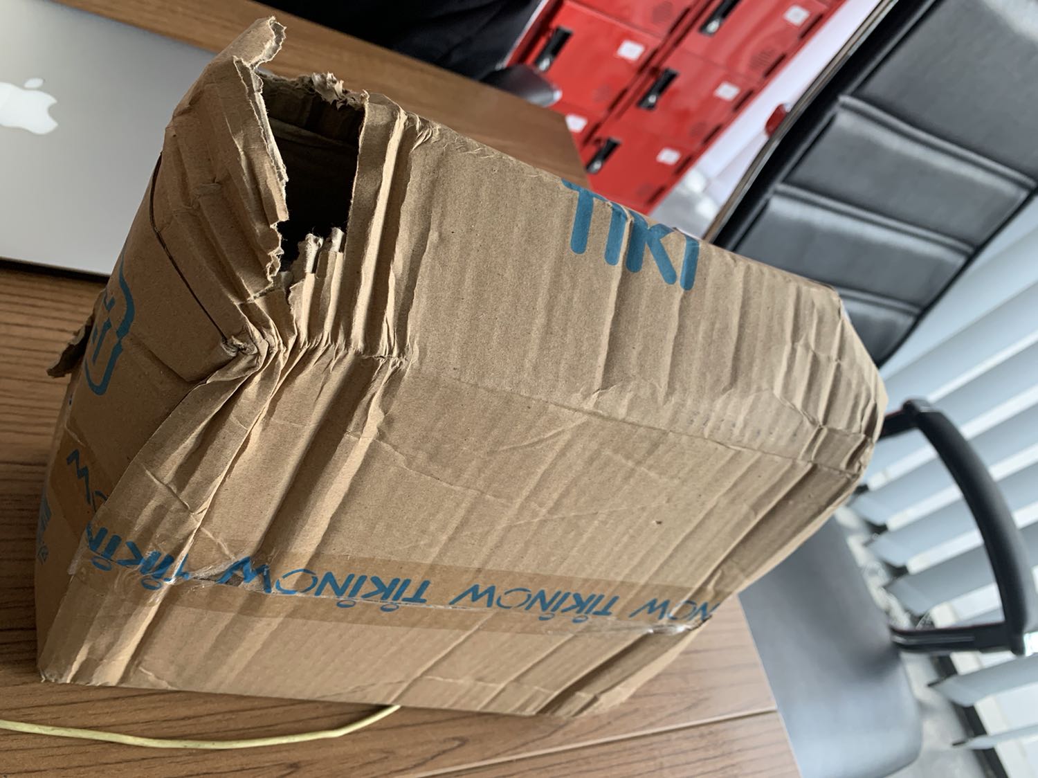 Tiki giao một kiện hàng mà không thể chấp nhận được, hộp thì méo mó, còn bị xé 1 lỗ rất to, may là sách bên trong không bị gì