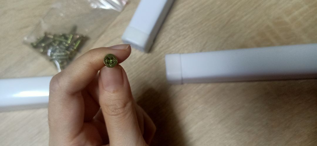 Nhận được bàn mới biết phải tự lắp ráp chân bàn, bàn bị mẻ 2 chỗ, chờ 11 ngày mới nhận được hàng, Tiki nên thay đổi đơn vị vận chuyển khác thay cho J&T để đảm bảo chất lượng hàng hóa khi vận chuyển và thời gian giao hàng, chưa thấy chỗ nào giao hàng lâu như vậy luôn á