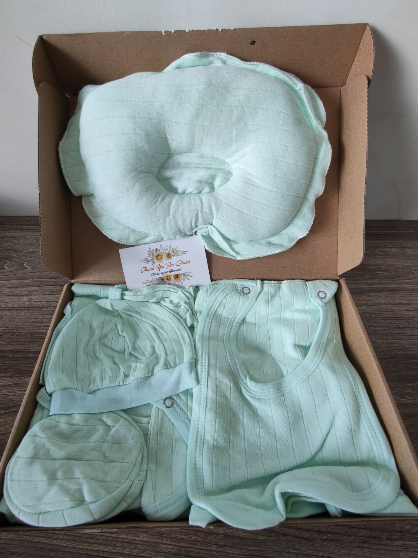 MÓN HÀNG GÓI RẤT CHU ĐÁO. CÓ THƯ CẢM ƠN VÀ PHẢN HỒI. SẢN PHẨM MÀU ĐẸP, CHẤT LIỆU VÀI MỀM MẠI. ĐẦY ĐỦ GỌN GÀNG. THÍCH LẮM. MẸ NÀO SẮP SANH SẮM MỘT HỘP NÀY ĐEM ĐI SANH LÀ ĐỦ RỒI HIHI. LÀM QUÀ TẶNG CŨNG RẤT TUYỆT ĐÓ MỌI NGƯỜI. ƯNG Ý LẮM. 

Tiki giao hàng rất nhanh. mùa Covid-19 giãn cách tháng 8. tối khuya hôm qua mình đặt hôm nay đã giao ngay. thích tiki nhất 👍