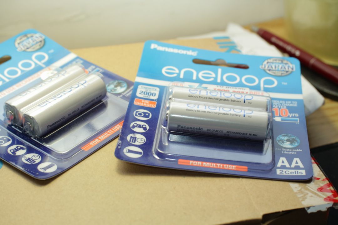 Màu sắc và mức độ hoàn thiện có lẽ Đúng pin chính hãng. Màu trắng sáng đẹp hơn hẳn 4 viên pin màu xám đồ dỏm trong hộp tôi mua nhầm trước đây.