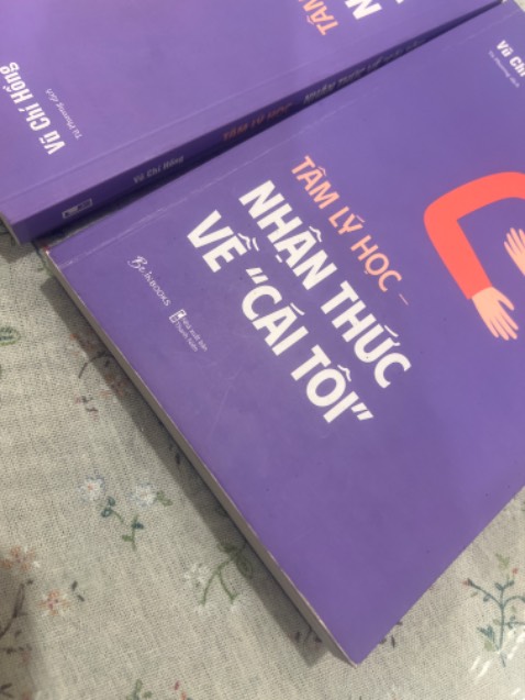 Viền sách nham nhở, nếp gấp sách sâu. Sách không được mới/bảo quản không tốt.