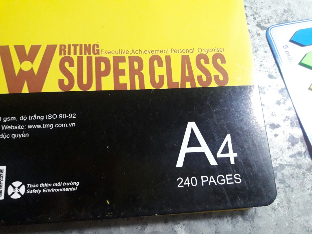 Sổ to, mẫu mã tạm ổn. 
Bìa trước là bìa giấy cứng, bìa sau là nhựa trong. Nhưng có vẻ đã bóc giấy bóng ra làm gì rồi đó, bìa trước phần màu đen bị xước, bìa nhựa đằng sau thì bị lem nhem vệt đen như nhọ, lau bằng khăn ướt sạch. 
Bìa ghi ĐL 70, giấy mỏng, dòng kẻ và các ký hiệu bên trong màu xanh lá, dùng bút hightlight bị in qua trang sau.