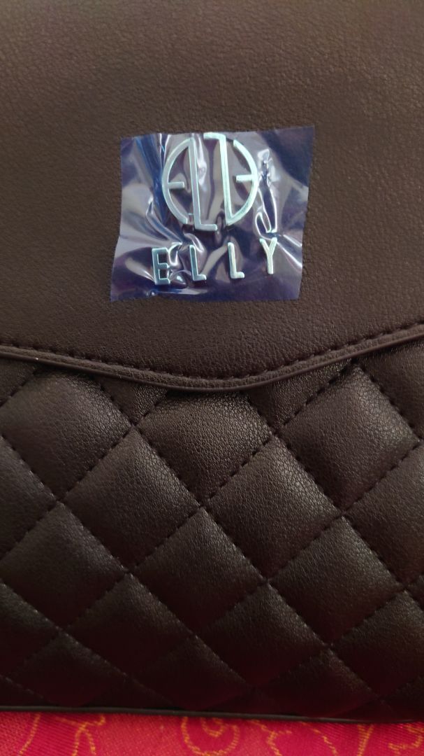 Shop đóng gói ổn, hàng đẹp, da mềm, tuy nhiên phần nắp hơi bị lệch sao ấy, nhìn cái logo là thấy hơi bị khó chịu, cứ cố chỉnh phần nắp mà không được, chắc hàng lỗi nên giảm 50% à shop. Túi bên ngoài bé hơn hình chụp với mẫu nữa, điện thoại mình 6.5 inch để gọi là vừa thôi.