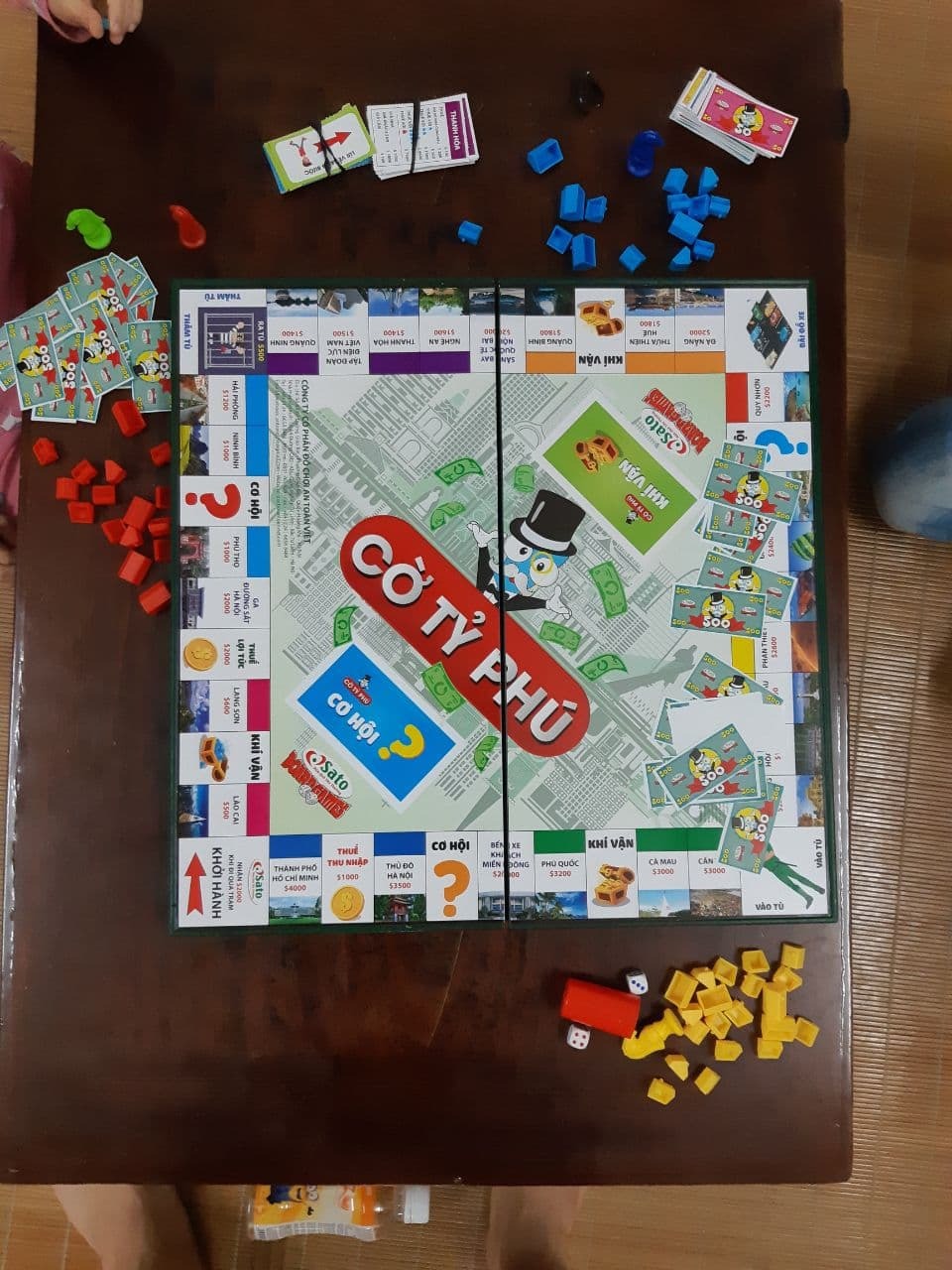 Nhận hàng xong các bé mở ra hì hụi cắt thẻ, cắt xong bắt đầu chơi thì thấy thiếu toàn bộ nhà màu xanh lá. 
Số lượng nhà cũng không đủ theo sách hướng dẫn đi kèm. 
Đề nghị gửi bổ sung bộ nhà màu xanh lá hoặc đổi bộ khác.