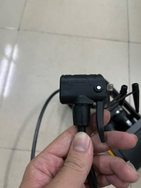 Bơm được gia công tương đối kỹ lưỡng, hình thức đẹp. Thao tác bơm rất nhẹ nhàng kể cả đối với nữ giới. Bơm đúng áp suất khi so với đồng hồ đo áp suất Michelin. Đặc biệt đầu bơm khi khoá vô vòi bơm của xe sẽ nằm ở vị trí nằm ngang nên có thể dùng để bơm cho bánh xe tay ga được luôn ( do mâm xe tay ga có mâm nhỏ hơn xe số)