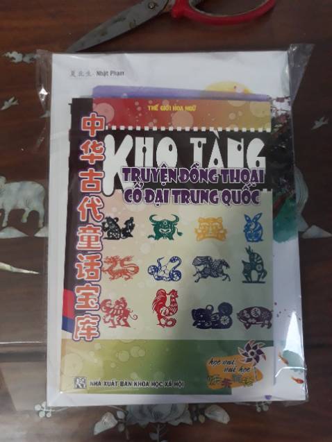Hàg giao siu lẹ, mh còn tưởg là tuần sau ms đến ấy z mà NV/C giao ngay trog hôm về T.p luôn. 1₫ nữa mình k cho 5* đc vì đế quyển Ngữ pháp hơi mòn --cảm giác do qtr` sx hoặc bảo quản chưa chu toàn. Mua q~ chính đc tặg kèm theo cuốn nửa Trug nửa tiếg Việt cũg mừg :>