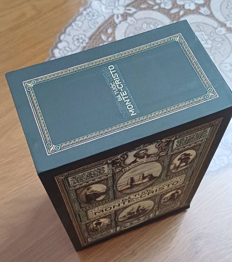 Thiết kế hộp: nói về Đông A làm bìa sách với hộp thì đẹp khỏi bàn, góc cạnh của hộp không bị trầy xước và bị móp méo.
Sách: bìa sách đẹp, hình ảnh minh họa sắc nét, trang sách ko bị bung chỉ hay bị dính trang, font chữ hơi nhỏ nhưng vẫn nhìn tốt được.
Nội dung: vì đây là bản dịch trực tiếp từ bản gốc tiếng Pháp nên đây là bản đầy đủ nội dung nhất trong các phiên bản khác, cũng là lý do mình chốt bộ này của Đông A.
Đóng gói và giao hàng: Đóng gói siêu cẩn thận, có bọc lớp chống sốc bên ngoài nên không sợ bị móp hộp, nhân viên giao hàng thân thiện, nhiệt tình và giao đúng giờ.
Không có gì để chê !