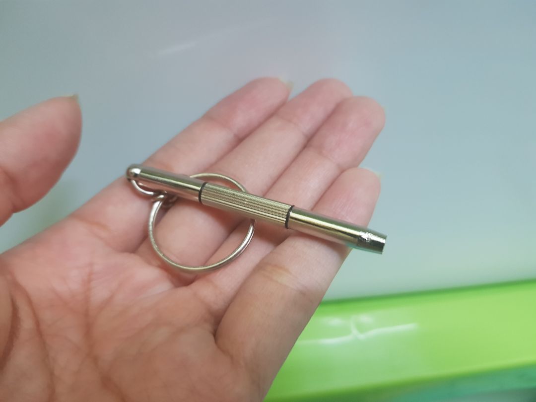 nhỏ gọn như đồ chơi, giá phải chăng, đề phòng mắt kính lỏng ốc là siết lại ngay vì treo tòng teng ở giỏ rất tiện, giao nhanh, shipper nhiệt tình vui vẻ thân thiện, thanks all