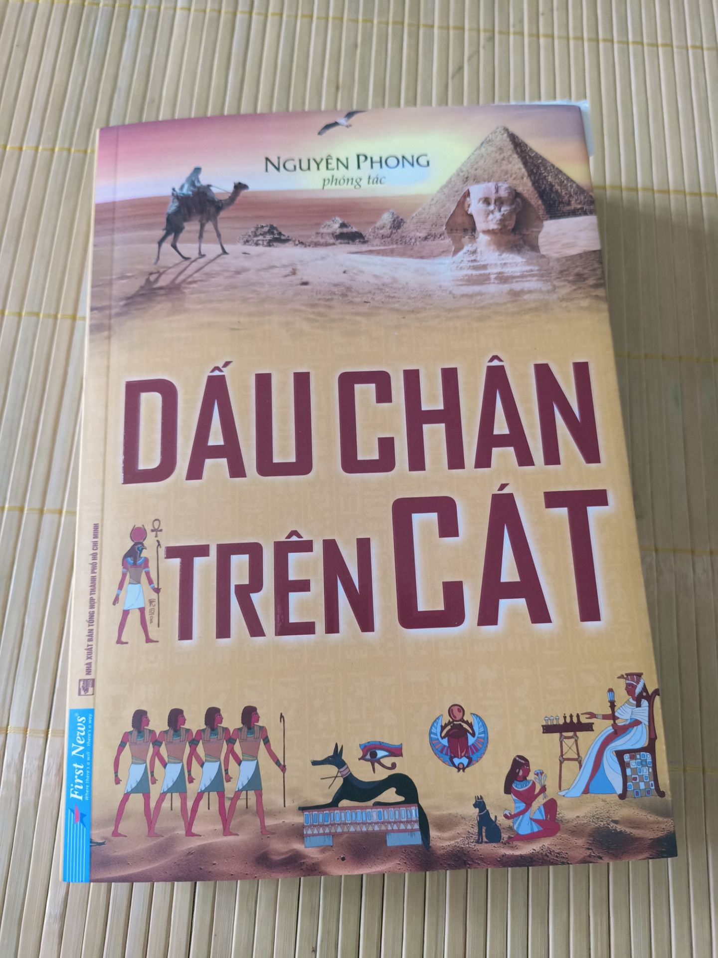 sách được in trên chất liệu giấy nhẹ nên mặc dù cuốn sách khá dày nhưng cầm rất nhẹ tay. tuy nhiên cuốn sách mình mua bị nhiều trang cắt lỗi, giấy vẫn dính vào nhau, và nhiều trang bị sờn mép sách có lẽ do vận chuyển.