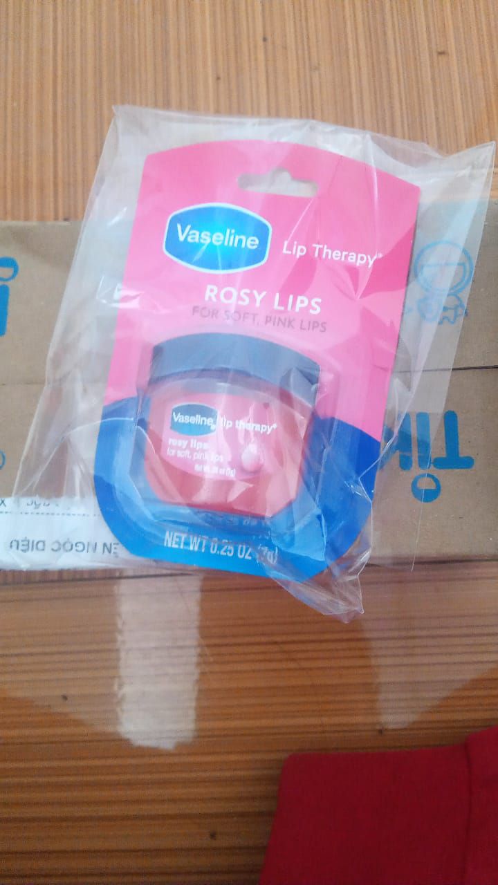 hàng được giao trước dự định 
đóng gói bên ngoài hơi móp méo nhưng sản phẩm bên trong đóng gói kĩ , date còn xa . Mới sử dụng lần đầu nhưng thấy rất hiệu quả , bóng , mịn , mềm môi và có mùi thơm nhẹ . Đánh giá cao sản phẩm này