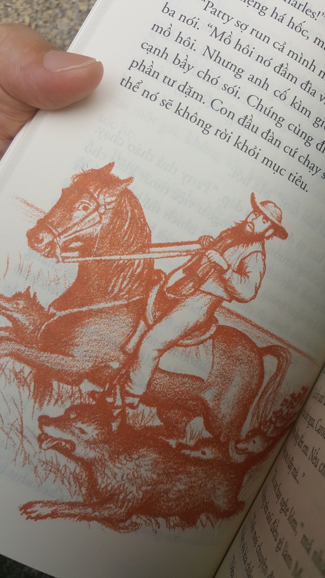 Về hình thức: sách giao đến tay mình trong tình trạng hoàn hảo, sách cầm chắc tay với chất liệu giấy rất dày dặn

Về nội dung: Đây là series truyện tuổi thơ mà theo mình các bạn nhỏ nên được đọc. Đọc để yêu mến và trân quý cuộc sống hơn. Đọc để biết yêu gia đình và thiên nhiên hơn. Còn đối với người lớn như mình, quyển sách cho mình cái nhìn toàn diện về cuộc sống của những con người tiên phong đi khai hoang miền đất mới.