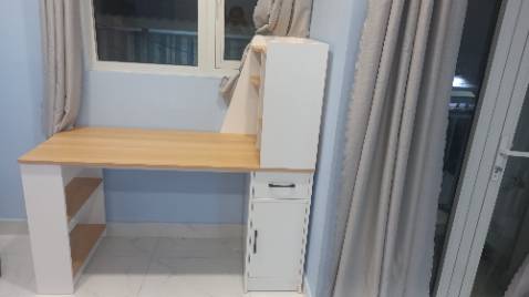 Bàn đẹp, chắc chắn. Hai bạn nhân viên lắp đặt nhanh, nhiệt tình. Làm xong dọn,lau chùi sạch luôn.