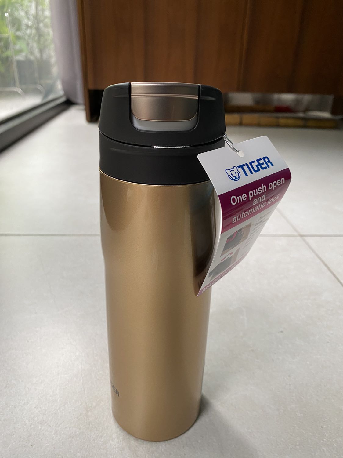 Tiki giao hàng nhanh, đóng gói cẩn thận. Thiết kế đẹp. Nút mở có vẻ hơi khó mở nắp. Cơ bản giữ lạnh tốt, hiện tại vẫn ko thấy vấn đề gì.