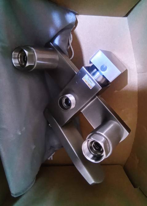 Hàng inox304 bóng đẹp, củ sen nặng, bộ phụ kiện đi kèm đầy đủ chắc chắn. sản phẩm.có logo, tem mác của hãng Kosko như bài đăng. Giá cả hợp lí, phải chăng, nhân viên tư vấn rõ ràng, nhiệt tình.