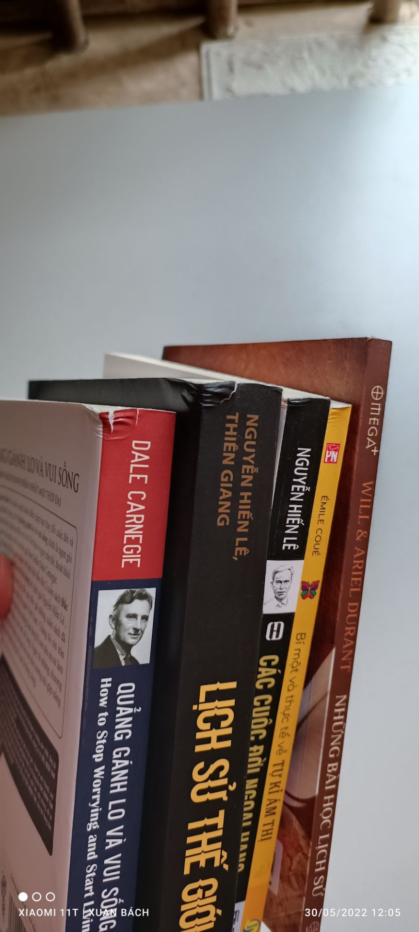 mình mua sách để đọc nên cũng không quá quan trọng hình thức, nhưng hầu như lần nào giao đến cũng bị móp, bẹp gáy sách. đề nghị tiki phản hồi đơn vị đóng gói và vận chuyển.