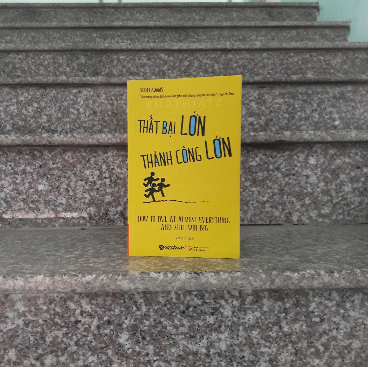 Thành công chỉ là một ốc đảo rất nhỏ trên sa mạc thất bại. Chẳng có đường tắt nào đi qua thất bại cả, bạn chỉ có thể tự trải nghiệm hoặc học hỏi người khác. Nếu không thể chịu đựng thất bại thì bạn cũng không xứng đáng với thành công. Đây là quyển sách ý nghĩa về những thất bại, nơi mà thành công chỉ dành cho những kẻ dám thất bại và dám thử lại.