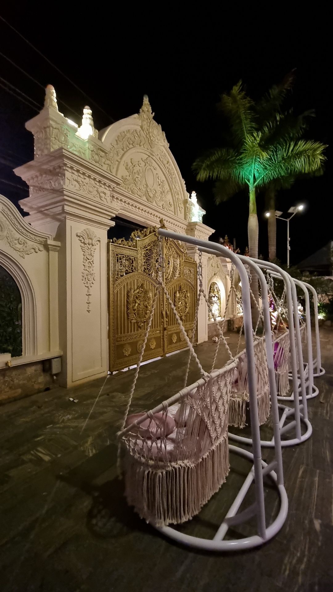 Dòng xích đu này nhìn đẹp và xích đu có 2 cần treo nên ngồi 2 người rất thoải mái !!!