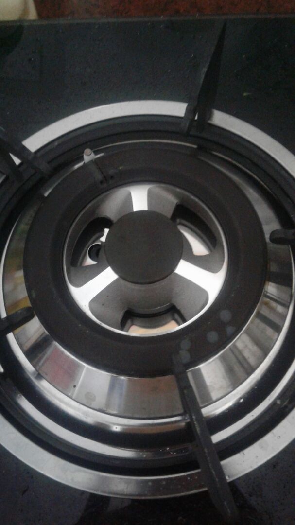 Họng (điếu) bị nghiêng, hai bên bếp không giống nhau mất thẩm mỹ. lửa bập bùng, không có đầu ngắt ga khi mất lửa Họng (điếu) bị nghiêng, hai bên bếp không giống nhau mất thẩm mỹ. lửa bập bùng, không có đầu ngắt ga khi mất lửa