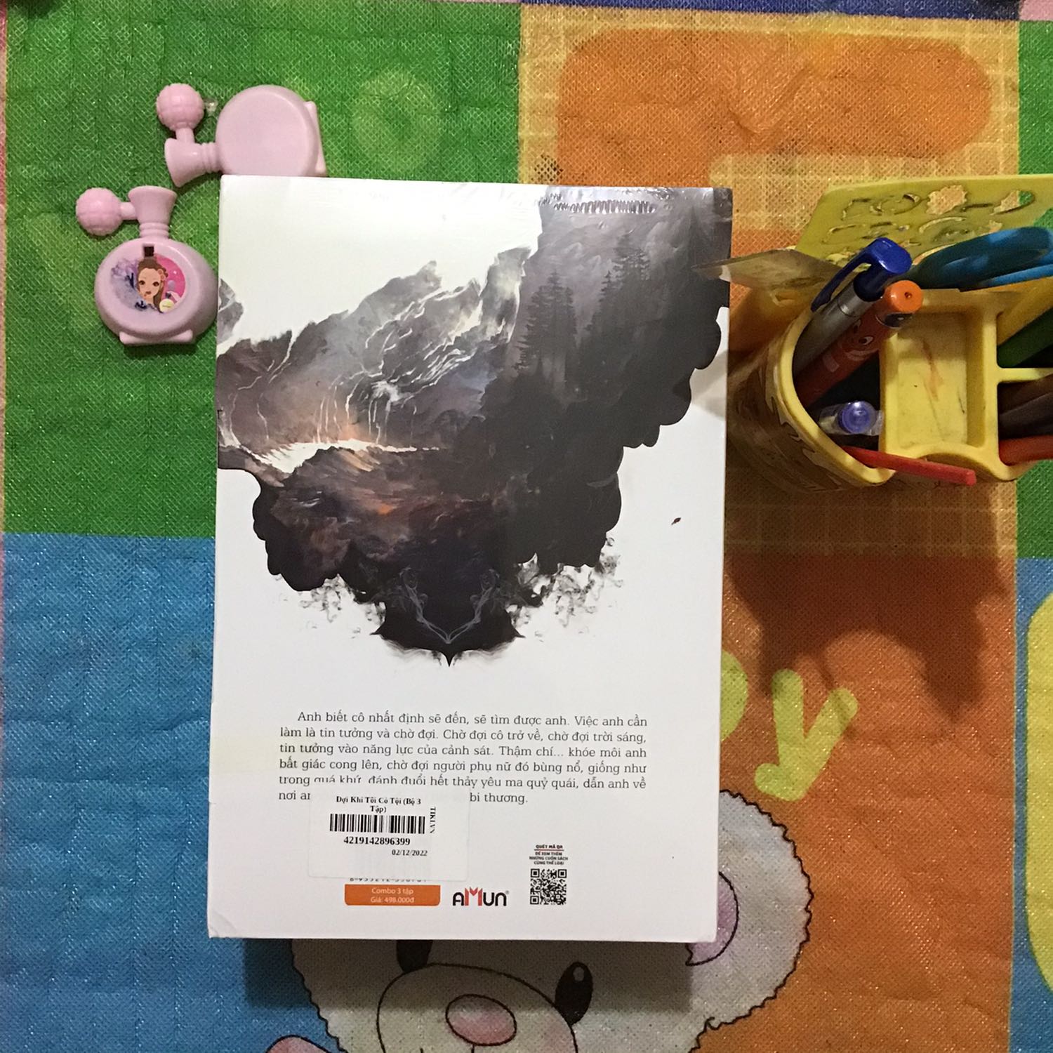 Sách mới,giá sale 27/3 cộng thêm áp mã nữa cũng giảm cỡ 50%. Sách để hơi bụi một tí nhưng lau đi là sạch. Nội dung hay,lôi cuốn,đáng mua. Giao hàng siêu nhanh ! Hơi móp một chút. Lưu ý là box bên ngoài bọc thực tế chỉ là bìa áo bọc 3 tập với nhau chứ k phải box cứng.