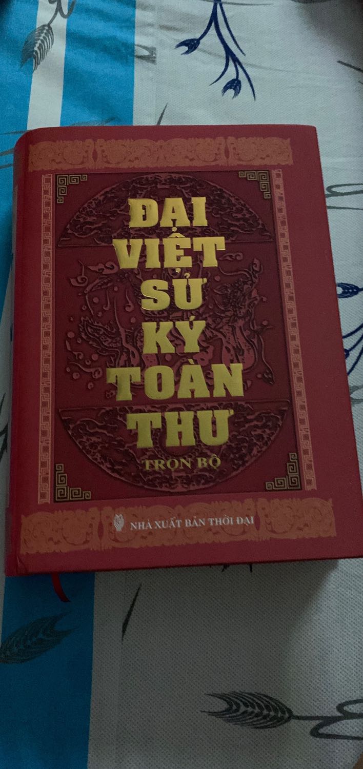 Người Việt Nam có câu: “Lá rụng về cội”. Bất cứ một đứa trẻ nào khi lớn lên đều muốn biết các bậc sinh thành ra mình. Rộng hơn, dân tộc nào cũng phải biết lịch sử nước nhà. Người Việt Nam luôn tự hào về lịch sử hàng ngàn năm giữ nước và dựng nước của dân tộc với truyền thống đoàn kết, lao động cần cù, kiên nhẫn và sáng tạo mang đậm tư tưởng nhân văn tiến bộ trong một cộng đồng rộng lớn. Đó chính là sức mạnh tiềm ẩn, là nét độc đáo riêng, là “hồn thiêng sông núi” của ***. Tất cả đều hấp dẫn, lý thú, vậy mà nó đang có nguy cơ xa lạ với mọi người.
Thế hệ chúng tôi ngày trước, sách vở, tài liệu không phong phú như bây giờ; sách giáo khoa chỉ nói ngắn gọn nhưng đổi lại là thầy cô hướng dẫn tìm đọc thêm các quyển sách mang tính lịch sử như: Những vì sao đất nước, Trăng nước Chương Dương, Sát Thát… Càng đọc, càng suy ngẫm mà thầm thán phục trí tuệ của cha ông, tự dưng môn lịch sử đi vào tiềm thức của chúng tôi. Tôi thầm cám ơn thầy cô ở trường sư phạm đã dạy tôi biết cách tìm tòi, khám phá nhiều vấn đề lịch sử lý thú. Lịch sử phát triển theo quy luật: Một triều đại nào cũng bắt đầu từ việc hình thành, phát triển và suy vong hay đại nghĩa bao giờ cũng thắng hung tàn… Bất cứ ai cũng có thể tìm hiểu để biết cái hay ta học, cái dở ta tránh. Nhà chính trị Roma Xi-xê-rông đã nói: “Lịch sử là thầy dạy cuộc sống”. Tìm hiểu lịch sử để biết quá khứ, hiểu hiện tại và dự đoán cho tương lai. Quá khứ, hiện tại và tương lai là một dòng chảy liên tục, cái mới ra đời trên mảnh đất truyền thống.
Qua sách báo, phim ảnh, giới trẻ ngày nay lại thuộc sử Tàu hơn sử ta (họ lại quên rằng hơn 1.000 năm đô hộ, phong kiến phương Bắc không tài nào đồng hóa nổi người Việt Nam). Nhiều người lo ngại tìm mọi biện pháp để kéo thanh niên, học sinh quay về lịch sử dân tộc thông qua games show, trò chơi vận động, tuyên truyền trên đường phố… Đó chẳng qua chỉ làm phần ngọn. Xem những thanh niên trả lời chính xác ngày tháng, sự kiện lịch sử trong một games show, liệu có thể kết luận họ đã thông thạo lịch sử nước nhà? Chưa hẳn. Đó chẳng qua là có sự chuẩn bị, là hệ quả tất yếu của lối học vẹt trong nhà trường xem nặng ngày tháng, sự kiện hơn là bản chất sự kiện. Tôi không hiểu sao bây giờ các cuộc thi người ta hay hỏi về ngày, tháng, năm xảy ra sự kiện hơn là hướng dẫn học sinh khám phá sự kiện? Có lẽ do tiết dạy đã được “đo ni đóng giày” nên chẳng ai dám đi xa hơn. Thầy trò cùng nhau “cưỡi ngựa xem hoa” để “biết” thôi chứ không thể “tường” được.  Vậy là học trò cứ tự tìm hiểu mà không được định hướng. Cái gì thấy cổ đều cho là lịch sử nên mới có chuyện “đồng thau lẫn lộn”, “râu ông này cắm cằm bà kia”.
Trong xu thế hội nhập, toàn cầu hóa hiện nay, nếu không giữ được bản sắc văn hóa dân tộc thì rất có thể bị hòa tan, bị nhấn chìm. Nếu không biết dựa vào lịch sử, xem nhẹ lịch sử thì không thể định hướng và không thể tìm đâu ra điểm tựa cho mình. Trên diễn đàn hay các phương tiện thông tin, các nhà khoa học Việt Nam đã báo động điều này từ rất lâu, nhưng luôn bị chìm vào trong quên lãng từ năm này qua năm khác. Biểu hiện của nó chính là kết quả môn lịch sử trong các kỳ thi ĐH vừa qua.
Trong thời đại bùng nổ thông tin như hiện nay, nhà nhà đều kết nối internet vậy mà những trang web lịch sử chỉ đếm trên đầu ngón tay. Theo tôi, giải pháp tạm thời nên lập ra những trang web lịch sử để mọi người cùng truy cập tìm hiểu, càng thêm yêu đất nước, tự hào về dân tộc.