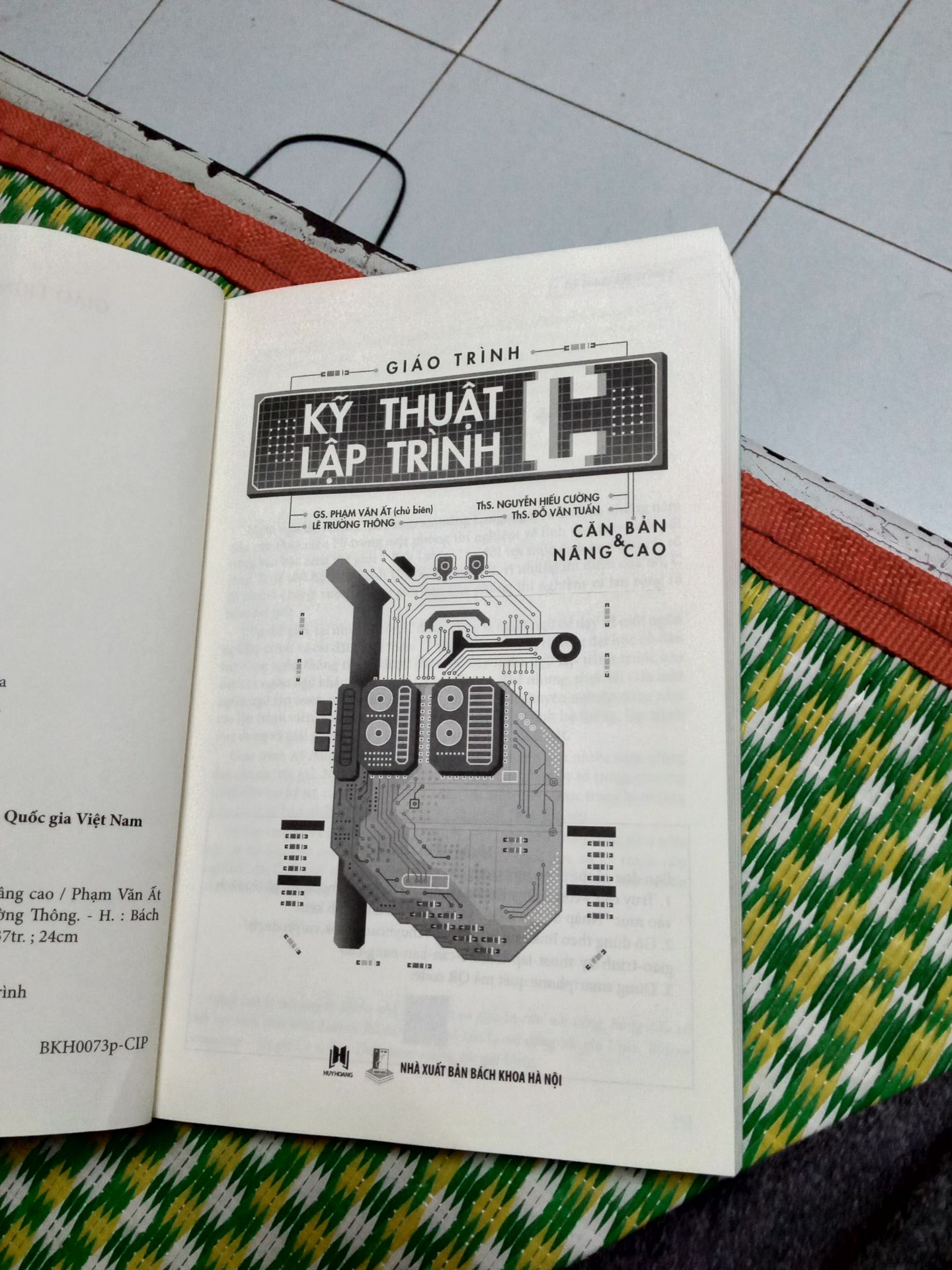 Sách hay, chất lượng sách tốt, sau mỗi bài có ví dụ, bài tập. Đóng gói sản phẩm rất đẹp và chắc chắn, thời gian giao hàng rất nhanh.