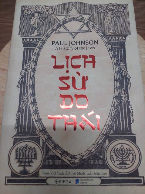 Thế giới có xu hướng coi người Do Thái là một chủng tộc tự trị thời cổ đại và ghi chép lại về mình trong Kinh Thánh, sau đó lui vào hậu trường trong nhiều thế kỷ; tái xuất chỉ để hứng chịu cuộc thảm sát tàn khốc của Đức Quốc xã; và cuối cùng, trở về nơi chốn khởi đầu để lập lại quốc gia của riêng mình: một quốc gia với *** gây tranh cãi và bị bao vây.
Người Do Thái tạo nên một bản sắc riêng biệt và cụ thể sớm hơn bất cứ dân tộc nào còn tồn tại tới ngày nay. Họ đã duy trì được nó giữa những nghịch cảnh khủng khiếp cho tới hôm nay. Sức chịu đựng phi thường này từ đâu ra? Sức mạnh ý chí đặc biệt cháy bỏng nào đã khiến người Do Thái khác biệt và giữ cho họ thuần nhất? Sức sống bền bỉ của họ nằm trong bản chất bất biến, hay khả năng thích ứng, hay cả hai?
Paul Johnson đã kết nối các sự kiện lịch sử lại với nhau để khám phá những gì còn khiếm khuyết, nghiên cứu rồi ghép chúng vào trong một tổng thể  được phân kỳ thành 7 chủ đề chính để có thể giúp độc giả dễ dàng hơn trong việc tiếp cận nội dung.