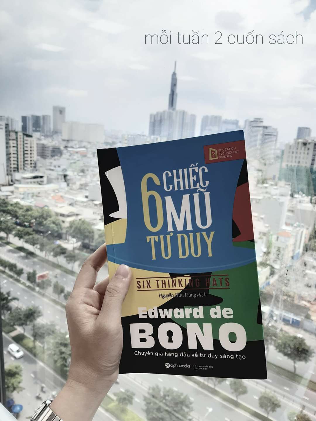 Kẻ thù lớn nhất của tư duy là sự phức tạp. 

Khi còn nhỏ, chúng ta được dạy để thực hiện tư duy phản biện. Nhưng có một vấn đề đó là khi chúng ta tìm ra một giải pháp, thì sau đó lại dành thời gian để tranh luận tại sao giải pháp đó đúng. "Sáu chiếc mũ tư duy" là một cuốn sách hay nếu bạn đang quan tâm đến việc cải thiện khả năng giao tiếp nhóm, tăng khả năng sáng tạo và đưa ra quyết định tốt hơn trong công việc lẫn cuộc sống.

Các cuộc họp là một phần quan trọng trong cuộc sống của chúng ta, nhưng chúng thường không đi đến đâu và lãng phí rất nhiều thời gian. Edward de Bono đã cho thấy các cuộc họp có thể được thay đổi như thế nào để trí tuệ, kinh nghiệm, thông tin của mọi người đều được khai thác và đưa ra kết quả nhanh chóng, hiệu quả hơn thông qua sáu chiếc mũ mà không gây ra nhưng tranh luận không cần thiết.

Phương pháp sáu chiếc mũ tư duy đã được các doanh nghiệp, nhà trường và chính phủ trên khắp thế giới áp dụng để chấm dứt những xung đột, nhầm lẫn và tăng năng suất làm việc hơn.
----------------------------------
Tiến sĩ Edward de Bono đã viết hơn 70 cuốn sách, được dịch ra hơn 40 ngôn ngữ, và ông là một trong 250 người đã đóng góp nhiều nhất cho nhân loại.