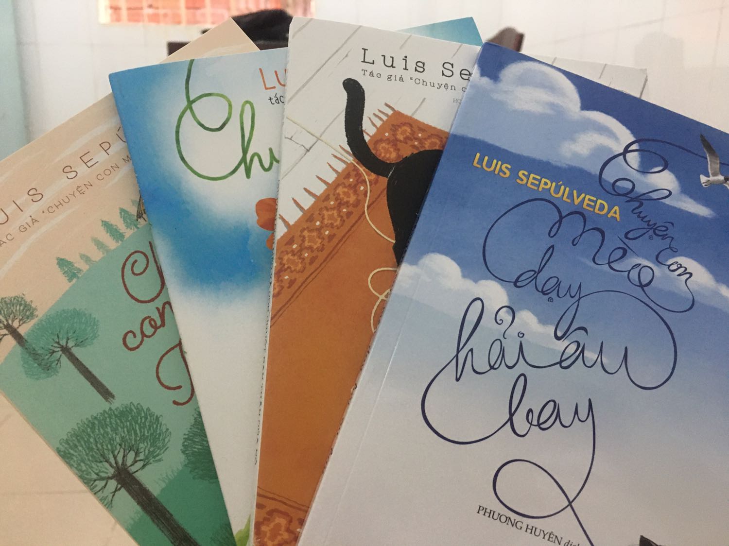 Tiki giao hàng nhanh, đóng gói cẩn thận. Sách mới, hai cuốn chuyện con mèo thì chất giấy vàng, dày, xịn hơn hai cuốn còn lại. Chuyện con mèo dạy hải âu bay thì quá nổi tiếng rồi, nhưng ba cuốn kia nội dung cũng hay không kém. Rất đáng đọc thử.