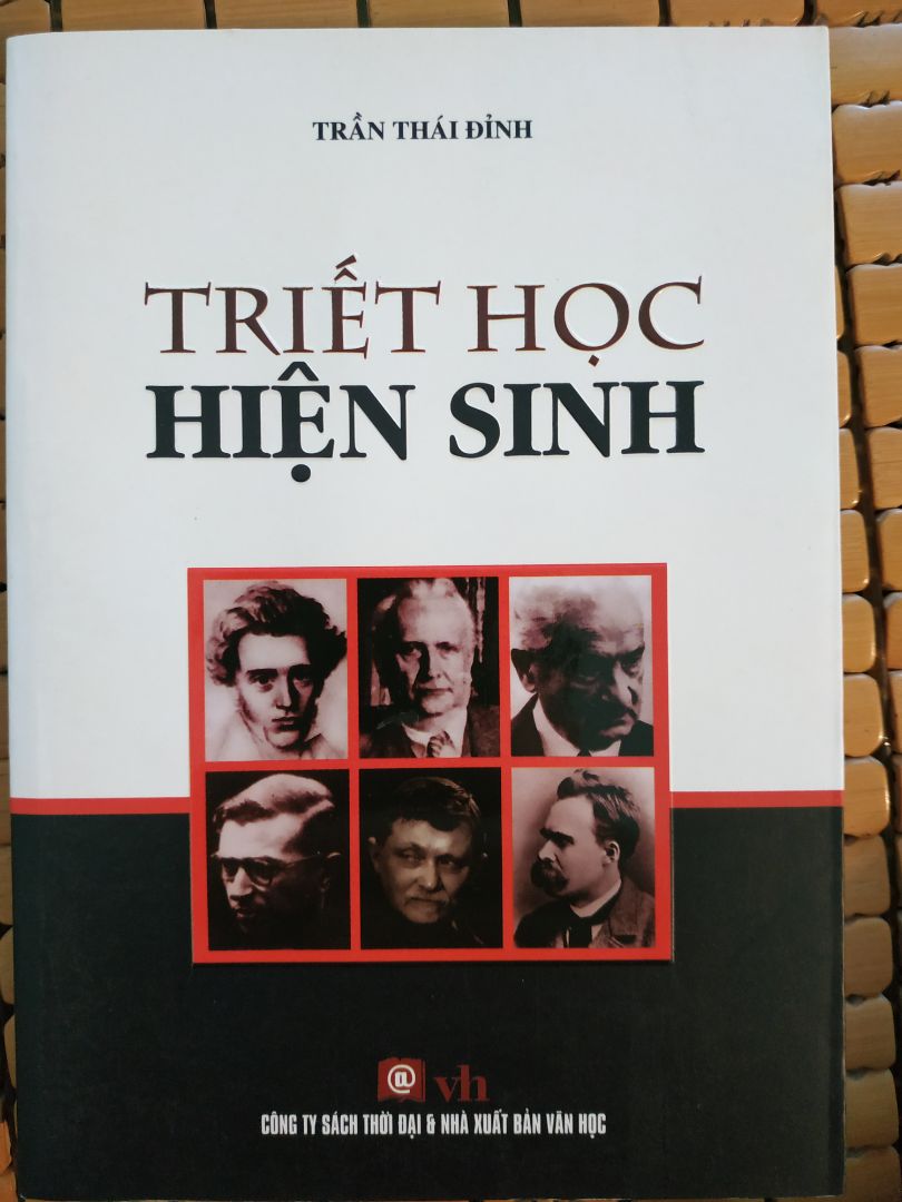 Ngoài vấn đề in ấn chưa được toàn thiện, còn lại thì đây là 1 cuốn sách hay, 1 cuốn sách đại cương về triết hiện sinh. Triết hiện sinh là triết lý lay tỉnh con người, bao lâu con người còn chưa biết phải sống thế nào thì chưa phải là sống 1 cách đích thực. Đọc triết hiện sinh ta mới biết được sứ mệnh làm người của ta và biết tiến lên sự "hiện hữu" trung thực nhất. Ngoài vấn đề in ấn chưa được toàn thiện, còn lại thì đây là 1 cuốn sách hay, 1 cuốn sách đại cương về triết hiện sinh. Triết hiện sinh là triết lý lay tỉnh con người, bao lâu con người còn chưa biết phải sống thế nào thì chưa phải là sống 1 cách đích thực. Đọc triết hiện sinh ta mới biết được sứ mệnh làm người của ta và biết tiến lên sự "hiện hữu" trung thực nhất.
