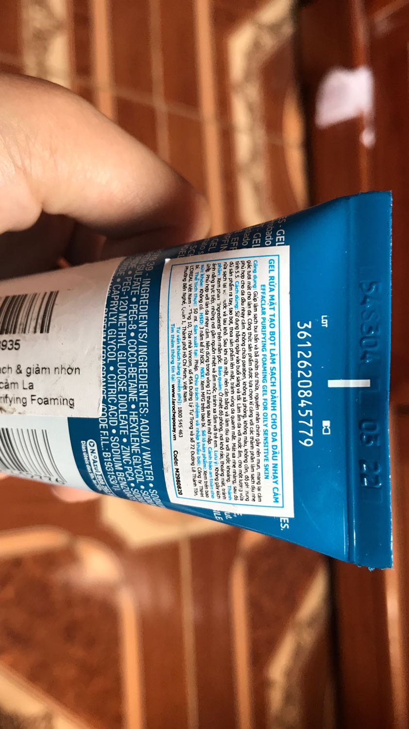 Vote 4 sao vì mình không có tiền mua full size thôi các bạn, còn đâu về sản phẩm thì cực kì ổn, có fragrance ở cuối bảng thành phần nên có mùi thơm nhẹ, sản phẩm dạng gel nên tạo bọt vừa phải mà sạch ấy, dùng sản phẩm tạo bọt đến như này là được r mấy mẹ, sản phẩm tạo nhiều bọt dùng khô da lắm, tôi mua lọ này chắc lọ thứ 4 r á, khi mua hàng nên nhìn kĩ, dung tích là 50 ml nên lọ khá bé, nhà cung cấp là laroche posay official nhá, tôi cho dù mua ở chỗ chuyên bán mỹ phẩm cũng mua tầm khoảng giá khoảng 150k, mấy mẹ mua ở chỗ rẻ hơn tận 50% như kiểu tầm 80k thì tôi ko biết là lấy ở đâu ra được? Mua đồ dùng lên mặt mình thì làm ơn mua đồ chính hãng, nguồn gốc rõ ràng, chỗ cung cấp uy tín, ko lúc banh mặt lại đổ thừa sản phẩm nhe
Sản phẩm này ok lắm á, dùng xong ko kiểu kin kít da khô khốc đâu, sạch sâu mà vẫn giữ được trên da độ ẩm nhất định, dạng gel, bị mụn dùng vẫn ok luôn, những tất nhiên ko phải dùng mỗi sản phẩm này là da sẽ đẹp lên được, sau 1-2 phút dùng serum cấp ẩm nhẹ luôn, đừng để mặt khô cong mới bôi serum lên mặt, da hạn hán r mới tưới nước á, xong dùng treatment, bạn nào có mụn thì dùng sp trị mụn, ko thì dưỡng trắng, chống lão hoá,vv xong thì bôi kem dưỡng vào hộ. 
Chốt lại là sp cực ổn, mua đi nha, mua được lọ full size thì còn ok hơn nữa.
( lúc nào mình mua được full size r mình sẽ vote 5 sao say nhe) Vote 4 sao vì mình không có tiền mua full size thôi các bạn, còn đâu về sản phẩm thì cực kì ổn, có fragrance ở cuối bảng thành phần nên có mùi thơm nhẹ, sản phẩm dạng gel nên tạo bọt vừa phải mà sạch ấy, dùng sản phẩm tạo bọt đến như này là được r mấy mẹ, sản phẩm tạo nhiều bọt dùng khô da lắm, tôi mua lọ này chắc lọ thứ 4 r á, khi mua hàng nên nhìn kĩ, dung tích là 50 ml nên lọ khá bé, nhà cung cấp là laroche posay official nhá, tôi cho dù mua ở chỗ chuyên bán mỹ phẩm cũng mua tầm khoảng giá khoảng 150k, mấy mẹ mua ở chỗ rẻ hơn tận 50% như kiểu tầm 80k thì tôi ko biết là lấy ở đâu ra được? Mua đồ dùng lên mặt mình thì làm ơn mua đồ chính hãng, nguồn gốc rõ ràng, chỗ cung cấp uy tín, ko lúc banh mặt lại đổ thừa sản phẩm nhe
Sản phẩm này ok lắm á, dùng xong ko kiểu kin kít da khô khốc đâu, sạch sâu mà vẫn giữ được trên da độ ẩm nhất định, dạng gel, bị mụn dùng vẫn ok luôn, những tất nhiên ko phải dùng mỗi sản phẩm này là da sẽ đẹp lên được, sau 1-2 phút dùng serum cấp ẩm nhẹ luôn, đừng để mặt khô cong mới bôi serum lên mặt, da hạn hán r mới tưới nước á, xong dùng treatment, bạn nào có mụn thì dùng sp trị mụn, ko thì dưỡng trắng, chống lão hoá,vv xong thì bôi kem dưỡng vào hộ. 
Chốt lại là sp cực ổn, mua đi nha, mua được lọ full size thì còn ok hơn nữa.
( lúc nào mình mua được full size r mình sẽ vote 5 sao say nhe)