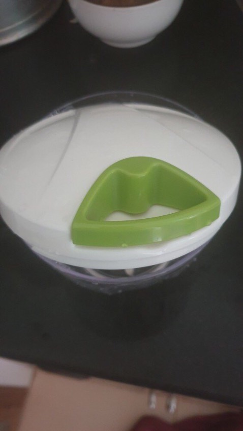 Nhỏ gọn, dễ tháo lắp rửa. Rất tiện lợi, dao nhỏ nhưng bén lắm, dây chun kéo chắc tay ko bị rít. Kéo 3-4 lần là nhuyễn liền, nhựa cứng cáp chắc chắn