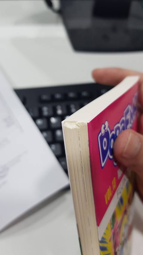 Đồ mới mình mua đi tặng mà kiểm tra sách sứt mẻ, nhăn nheo hết cả bìa thế này mình sao tặng được. Hộp đựng cũng xấu nữa. Mình mới nhận hôm nay thôi đấy, yêu cầu bên bạn xử lý ngay giúp mình. Tạm thời đánh giá 1 sao nhé.  
~ Hà Nội ngày 30/12/2021