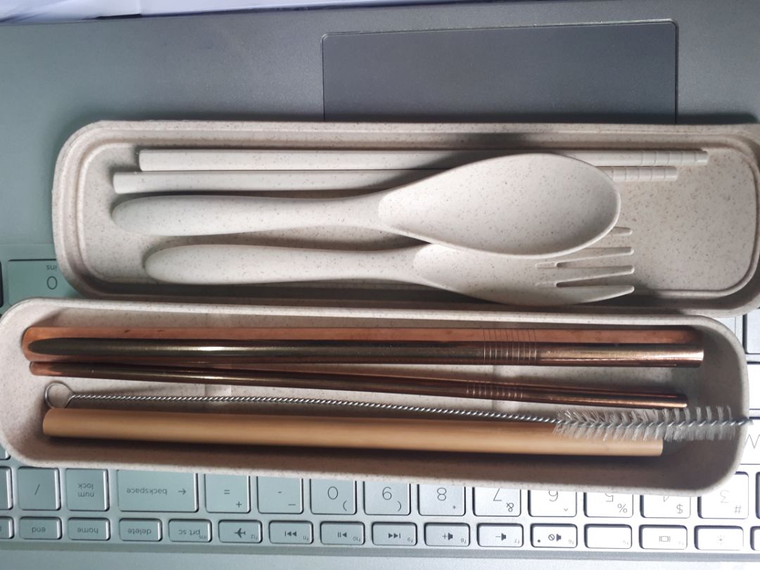 Hộp cứng, chắc chắn, không có mùi nhựa (mà thay vào đó là mùi hương do xịt vào, dù thơm nhưng cũng là mùi hóa học nên mình ko ủng hộ lắm). Hộp đựng vừa ống hút và bộ muống đũa của mình như hình luôn. Đáng tiền.