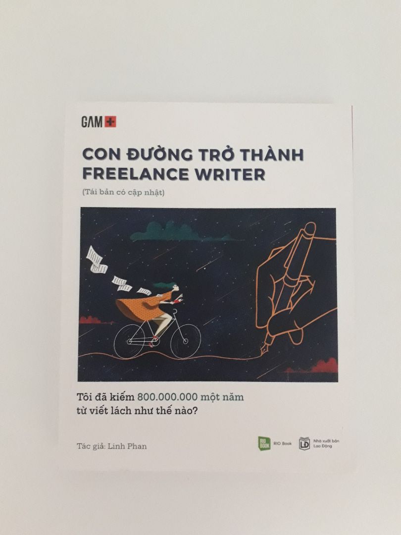 Mình chưa đọc nhưng lướt qua thấy sách trình bày rất đẹp, có graphics đầy đủ và có những phần tips hữu ích. Hy vọng những bạn mới bắt đầu tìm hiểu về viết lách và định hướng như một công việc chính có thể lựa chọn cuốn best-seller này của tác giả Linh Phan