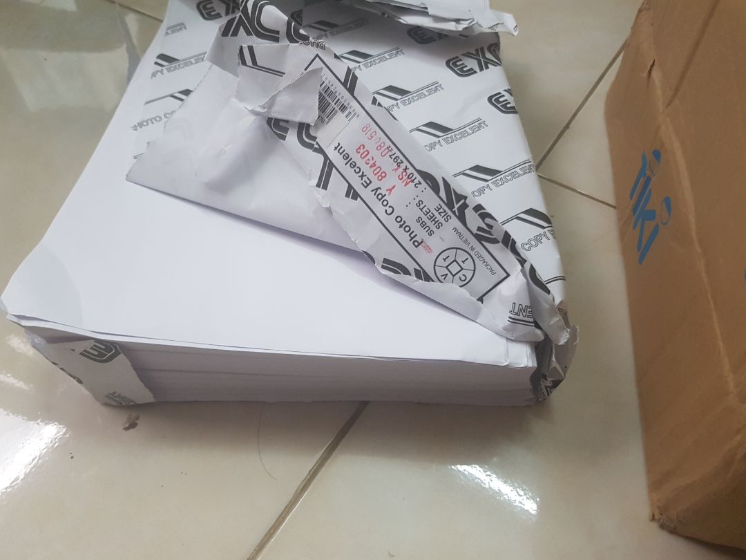 Giấy bọc xấp giấy bị bong, rách, thành nếp quan sát được khi vừa mở hộp chứng tỏ đã bị bong, rách trước khi bỏ vào hộp giao hàng. Phần mác tem rách đến nỗi không kiểm tra được chủng loại giấy có đúng 80 gsm hay không? Tôi cần Tiki trả lời về việc này. Giấy bọc xấp giấy bị bong, rách, thành nếp quan sát được khi vừa mở hộp chứng tỏ đã bị bong, rách trước khi bỏ vào hộp giao hàng. Phần mác tem rách đến nỗi không kiểm tra được chủng loại giấy có đúng 80 gsm hay không? Tôi cần Tiki trả lời về việc này.