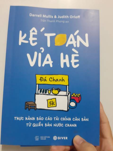 Học kế toán qua cậu chuyện kinh doanh dễ thương của một cậu nhóc bán nước chanh. Tưởng giống chuyện con nít mà thật ra kiến thức cũng nặng phết. Chủ doanh nghiệp thì không cần trực tiếp làm mấy cái này, tuy nhiên, biết vẫn tốt hơn không.