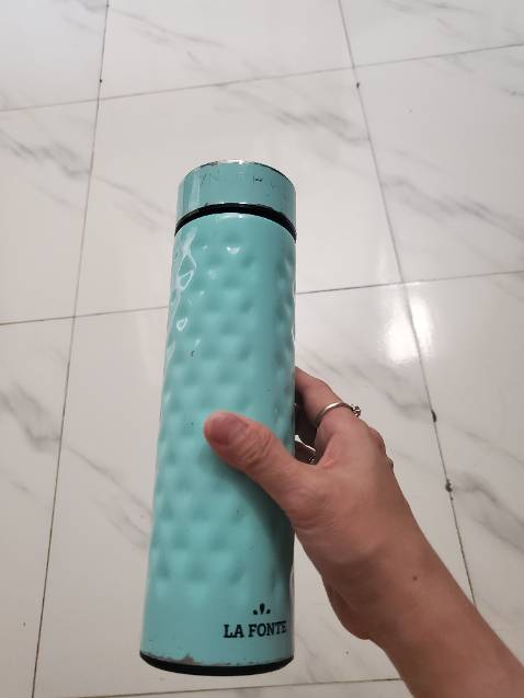 Giữ nhiệt hơn 3 giờ . Dễ tróc sơn. Nắp mặt trên dễ bị bong. Sản phẩm dùng ok.hàng đẹp. Giữ cẩn thận sẽ dùng bền.