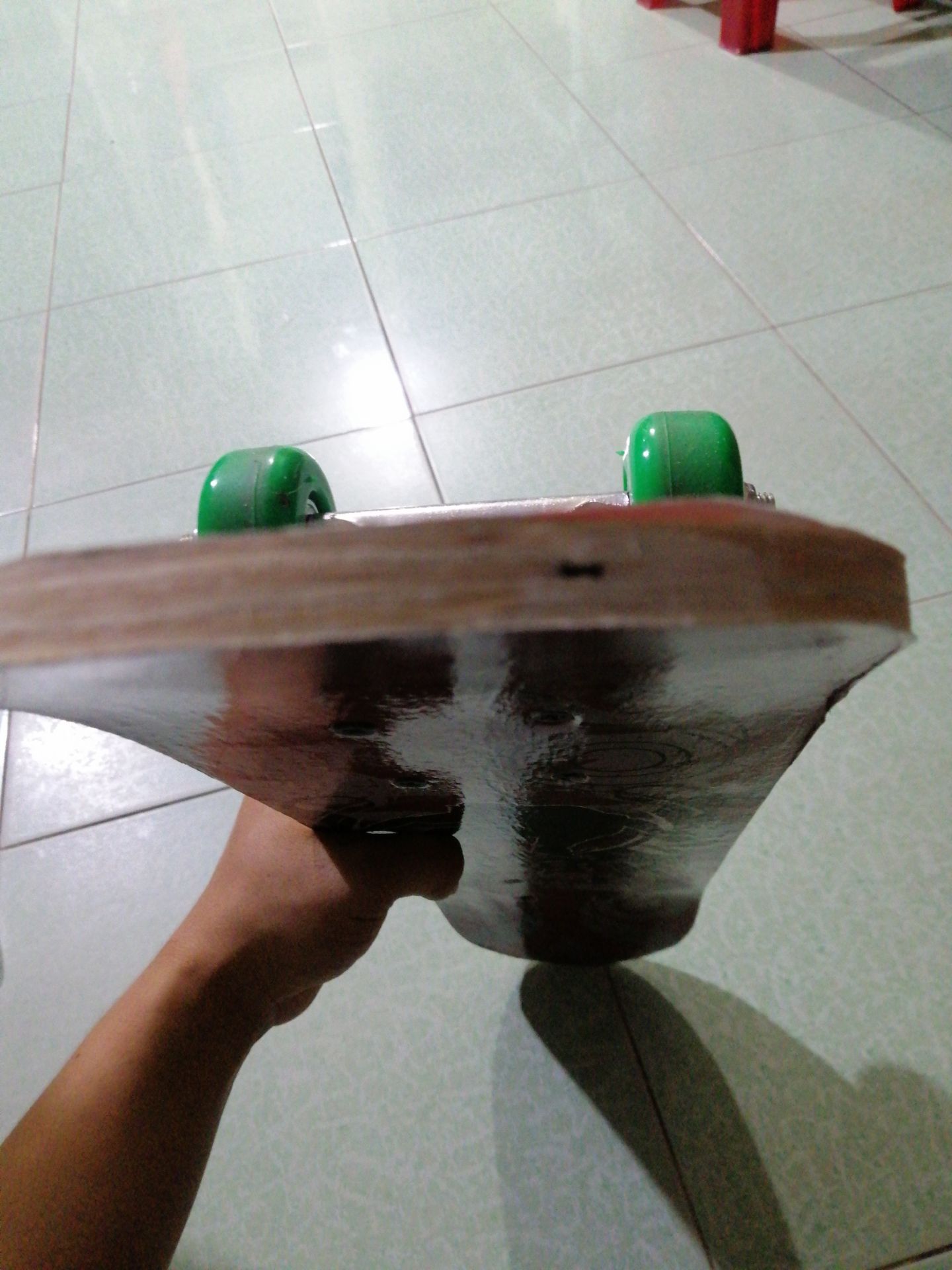 Mới mua, được 1 ngày phần ván ép đã bị hư tróc keo, bông tróc.