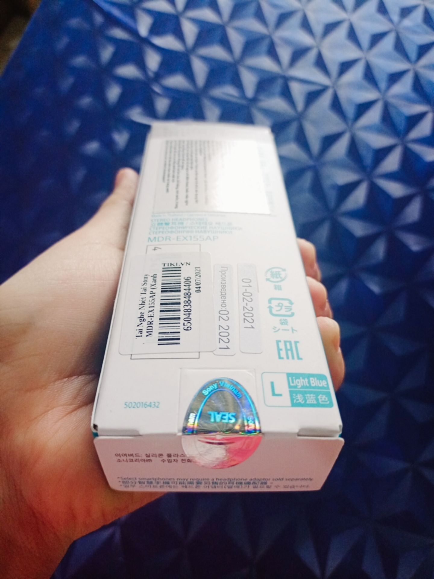 1. Tiki giao hàng nhanh nào giờ mình không bàn tới nữa nhưng vẩn ưng xỉu
2. Hàng mới, mới, mới huhu điều quan trọng nói 3 lần! Mình tưởng đâu mua về dạng hộp nhựa phèn như mấy tai nghe khác thui, ai dè có hộp dán tem các thứ quá trời ưng, đã thế còn là hàng mới xuất kho, cộng 10 điểm
3. Được kèm thêm 3 bộ mút nhét tai, cộng 10đ nữaaaaa
4. Chọn màu xanh ngọc là đúng đắn vì nó đẹp vl áu áu đặt đâu cũng không sợ kiếm không ra =))
5. Thiết kế tai nghe đeo vào tai chắc chắn, không rớt được, nhưng chất lượng âm thanh với mình thì bình thường, mà thôi có cái nghe là dc rồi =))
Dị đó xong 1 bài review chân thực từ mình =)) 1. Tiki giao hàng nhanh nào giờ mình không bàn tới nữa nhưng vẩn ưng xỉu
2. Hàng mới, mới, mới huhu điều quan trọng nói 3 lần! Mình tưởng đâu mua về dạng hộp nhựa phèn như mấy tai nghe khác thui, ai dè có hộp dán tem các thứ quá trời ưng, đã thế còn là hàng mới xuất kho, cộng 10 điểm
3. Được kèm thêm 3 bộ mút nhét tai, cộng 10đ nữaaaaa
4. Chọn màu xanh ngọc là đúng đắn vì nó đẹp vl áu áu đặt đâu cũng không sợ kiếm không ra =))
5. Thiết kế tai nghe đeo vào tai chắc chắn, không rớt được, nhưng chất lượng âm thanh với mình thì bình thường, mà thôi có cái nghe là dc rồi =))
Dị đó xong 1 bài review chân thực từ mình =))